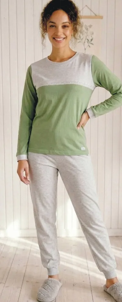 Mujer con pijama Patagonia con puntilla, en verde y gris