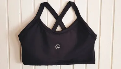 Top deportivo negro con tiras cruzadas